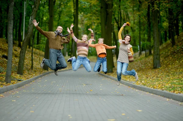 Familie Van Vier Springen Herfst Park — Stockfoto