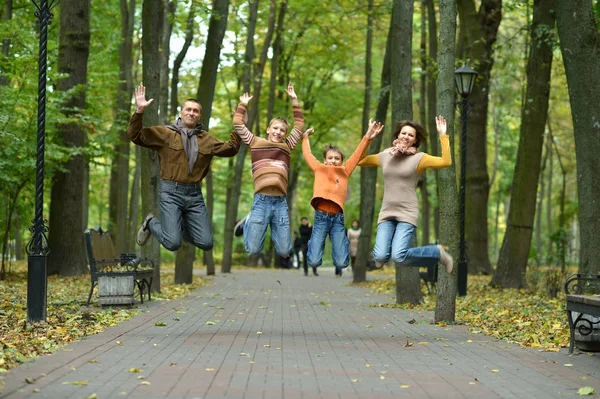 Rodina Čtyř Skákání Podzim Park — Stock fotografie