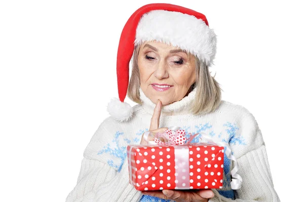 Porträt Einer Lächelnden Seniorin Mit Weihnachtsmütze Posiert Mit Geschenk Isoliert — Stockfoto