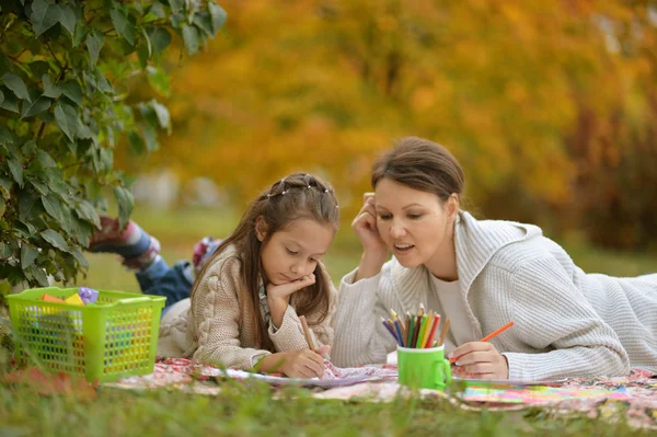 Mädchen mit ihrer Großmutter beim Lesen — Stockfoto