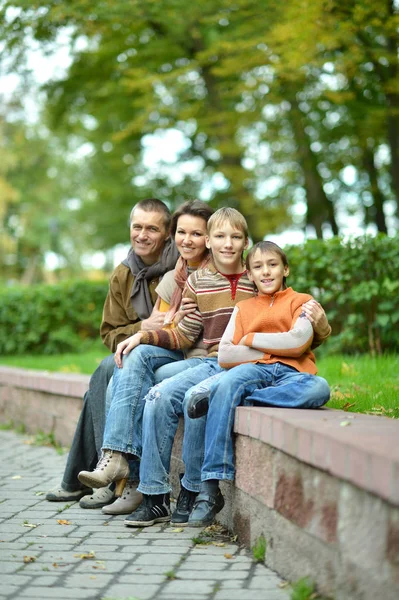 Familia Cuatro Personas Sentadas Parque Otoño — Foto de Stock