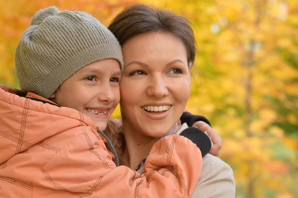 Porträtt Mor Och Dotter Som Kramas Utomhus — Stockfoto