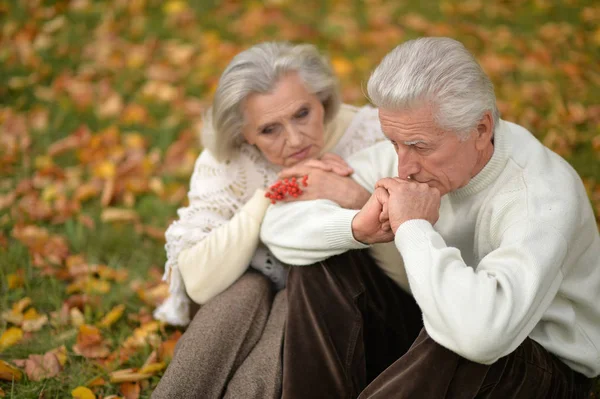 Triste anziani coppia abbracci — Foto Stock