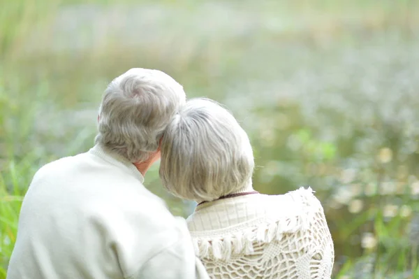 Gelukkige Senior Paar Zitten Herfst Park — Stockfoto