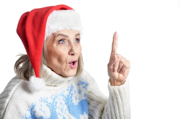 Porträtt Senior Kvinna Santa Hatt Pekar Uppåt Med Finger Isolerad — Stockfoto