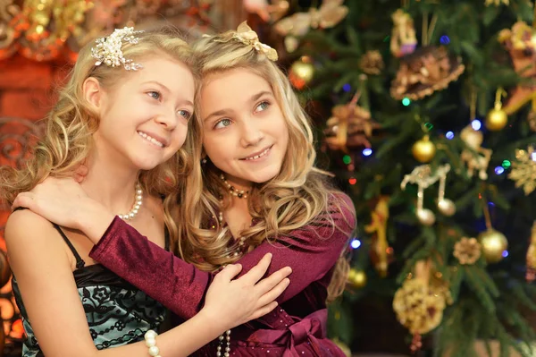 Meninas Bonitos Posando Perto Árvore Natal Decorada — Fotografia de Stock