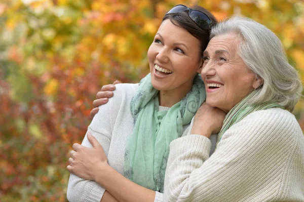 Lächelnde Seniorin Mit Erwachsener Tochter Herbstlichen Park — Stockfoto