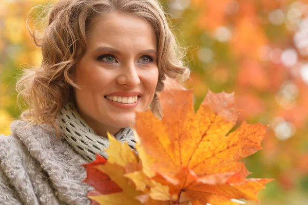 Belle Jeune Femme Tenant Des Feuilles Automne Dans Parc — Photo