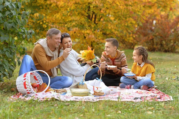 Familia haciendo un picnic —  Fotos de Stock