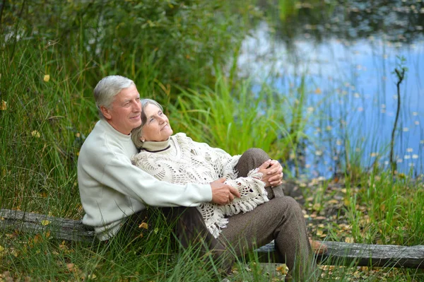 Feliz Pareja Ancianos Sentados Junto Estanque Parque Otoño — Foto de Stock