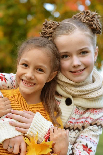 Zwei kleine Schwestern — Stockfoto