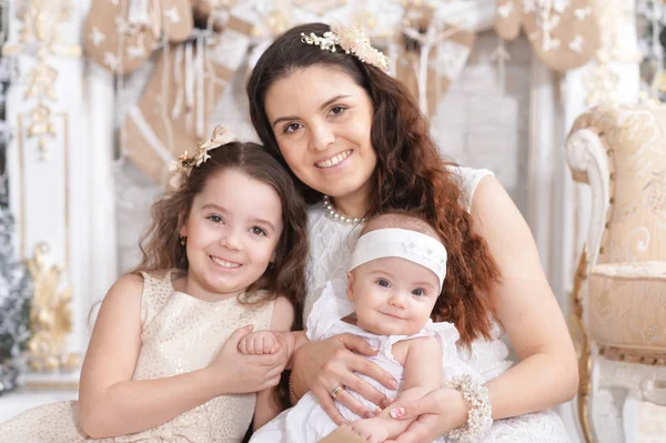 Madre Con Lindas Hijas Posando Habitación Decorada Para Las Vacaciones —  Fotos de Stock