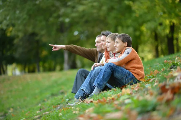 Famiglia Quattro Persone Nel Parco Autunnale Uomo Che Punta Con — Foto Stock