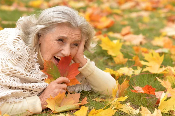 Glad Senior Vacker Kvinna Höstlig Park — Stockfoto