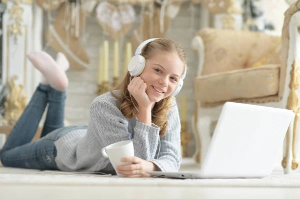 Ragazza Adolescente Con Cuffie Utilizzando Computer Portatile Mentre Seduto Vicino — Foto Stock