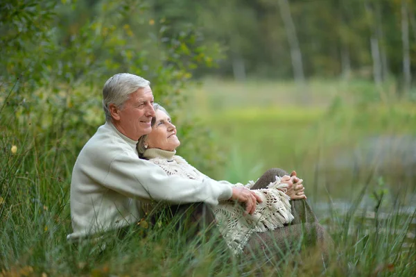 Feliz Pareja Ancianos Sentados Junto Estanque Parque Otoño — Foto de Stock