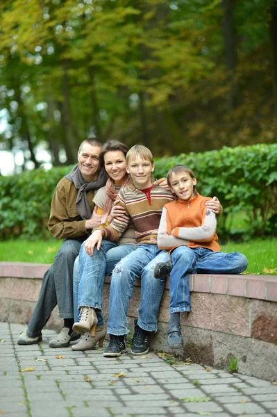 四家庭在秋季公园 — 图库照片