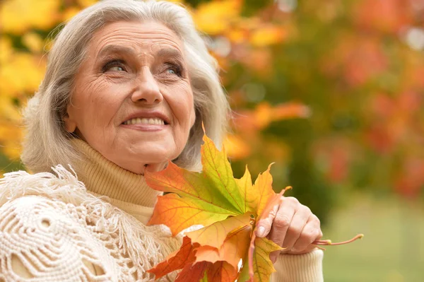 Glückliche Seniorin Schöne Frau Herbstlichen Park — Stockfoto