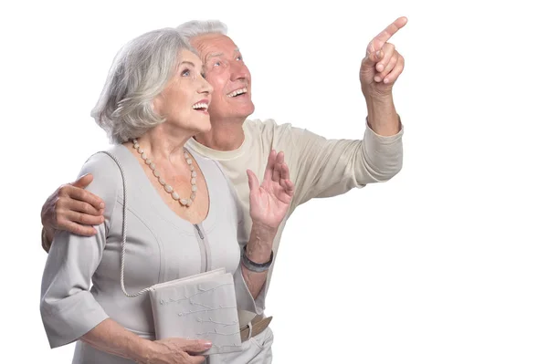 Portrait Couple Aîné Sur Fond Blanc Homme Pointant Doigt — Photo