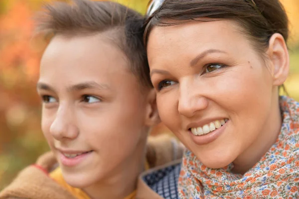 Mor med son i höstparken — Stockfoto