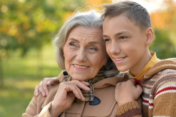 Großmutter Und Enkel Lächeln Park — Stockfoto