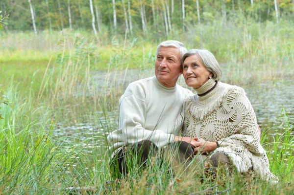 Feliz Pareja Ancianos Sentados Junto Estanque Parque Otoño — Foto de Stock