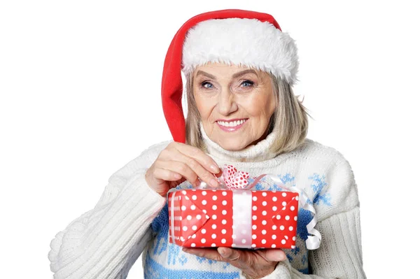 Retrato Mujer Mayor Sonriente Santa Hat Posando Con Presente Aislado — Foto de Stock