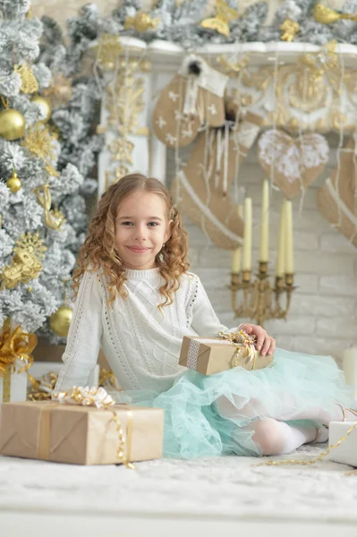 Portrait Fille Heureuse Assise Avec Des Cadeaux Noël — Photo