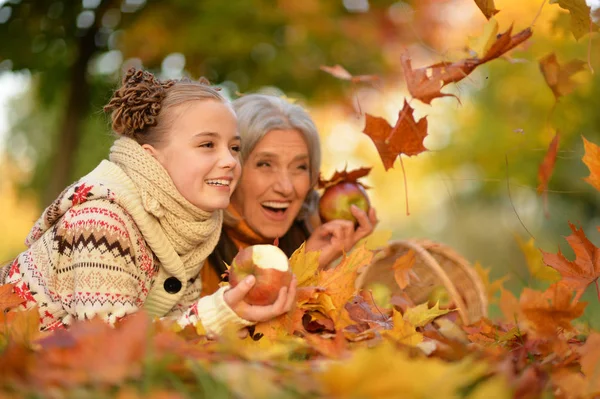 Meisje met plezier met oma — Stockfoto