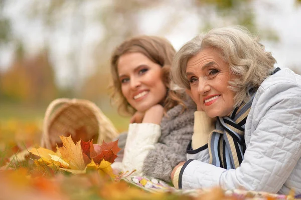 秋の公園で大人の娘と年配の女性の笑顔 — ストック写真