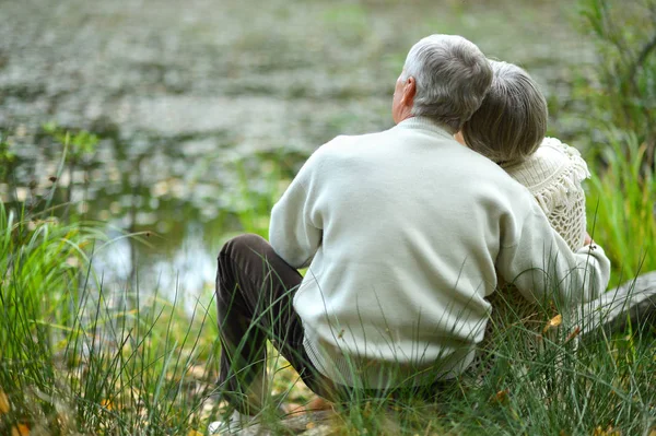 Feliz Casal Sênior Sentado Parque Outono — Fotografia de Stock