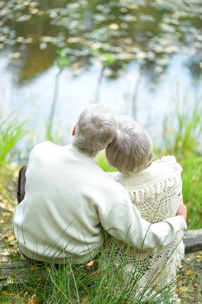 Glückliches Seniorenpaar Sitzt Herbstpark — Stockfoto