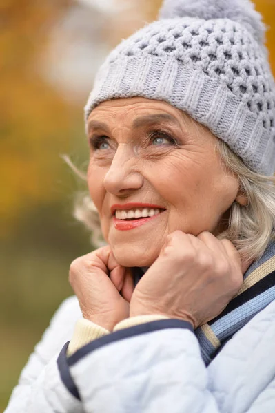 Feliz Anciano Hermosa Mujer Parque Otoñal —  Fotos de Stock