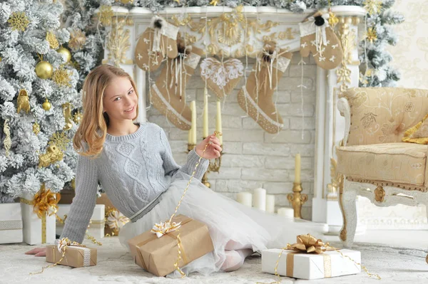 Retrato Menina Feliz Sentada Com Presentes Natal — Fotografia de Stock