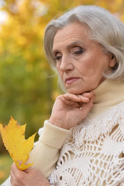 Портрет Красивой Грустной Пожилой Женщины Размытом Осеннем Фоне — стоковое фото