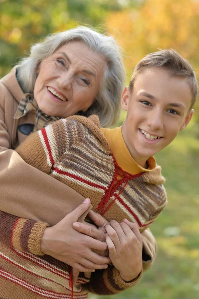 祖母和孙子在公园微笑 — 图库照片