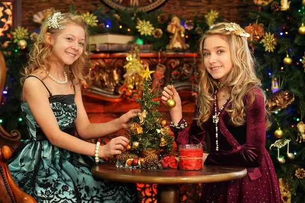 Lindas Niñas Posando Cerca Del Árbol Navidad Decorado — Foto de Stock