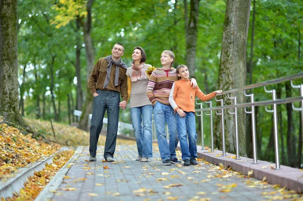 Vierköpfige Familie Spaziert Herbstpark — Stockfoto