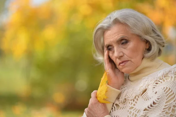 Retrato Bela Mulher Idosa Triste Fundo Outono Borrado — Fotografia de Stock