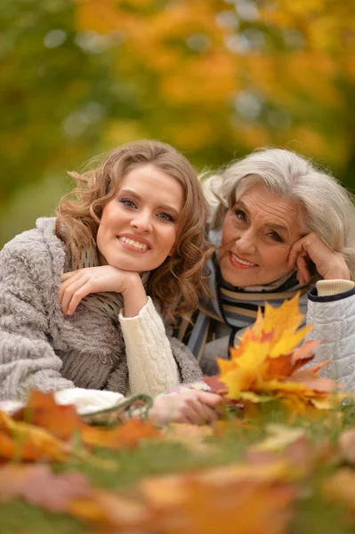 Lachende Oudere Vrouw Met Volwassen Dochter Het Herfstpark — Stockfoto