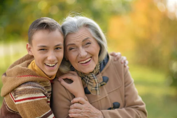 祖母と孫の公園に笑みを浮かべて — ストック写真