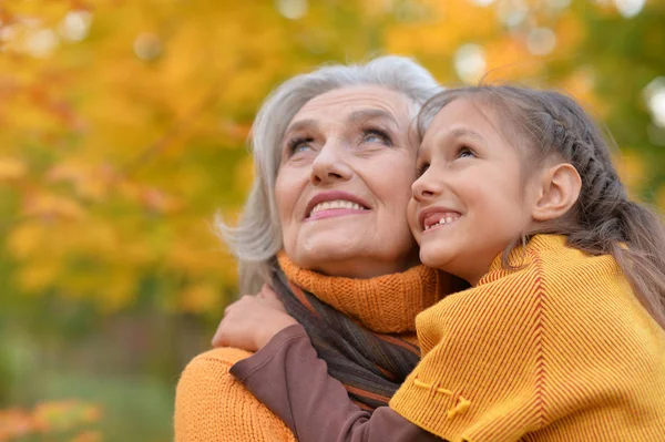 Großmutter Mit Enkelin Herbstpark — Stockfoto