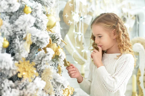 可爱的小女孩摆在附近装饰圣诞树在家 — 图库照片