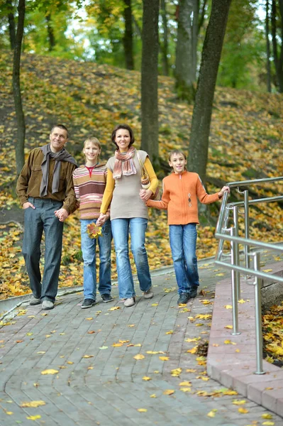 Famiglia Quattro Persone Riposo Nel Parco Autunnale — Foto Stock