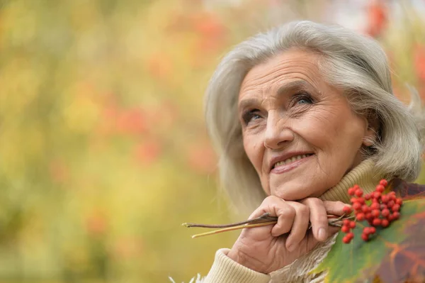 Happy Senior Krásná Žena Ovocem Podzimní Park — Stock fotografie