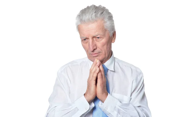 Закрыть Портрет Старшего Бизнесмена Формальной Одежде Молящегося Изолированно Белом Фоне — стоковое фото