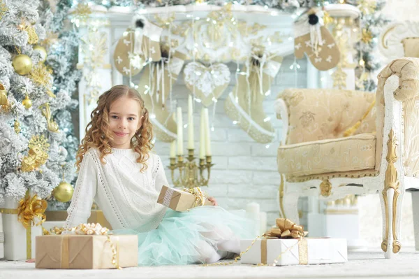 坐在圣诞礼物上的快乐女孩的肖像 — 图库照片