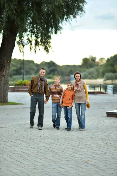 Rodina Čtyř Pózuje Podzim Jezera — Stock fotografie