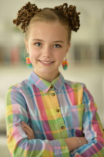 市松模様のシャツでポーズをとるかわいい女の子の肖像画 — ストック写真
