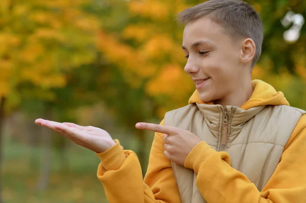 Ritratto Adolescente Che Indica Sinistra All Aperto — Foto Stock